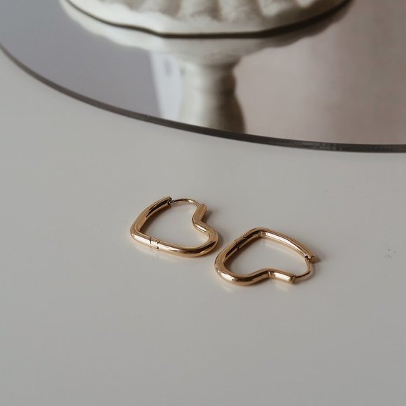 NEW 18K Gold Plated Heart Hoop Earrings - Picture 8 of 8